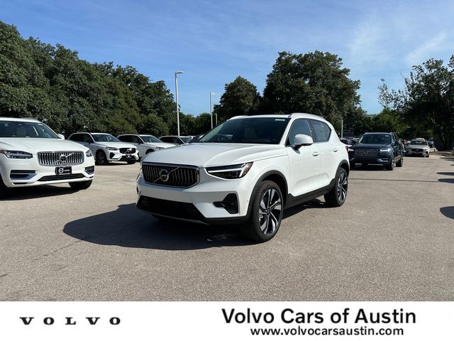 2025 Volvo XC40 Ultra Bright Theme