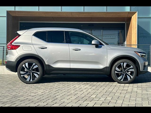 2025 Volvo XC40 Ultra Bright Theme