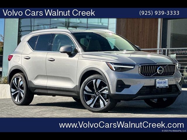 2025 Volvo XC40 Ultra Bright Theme