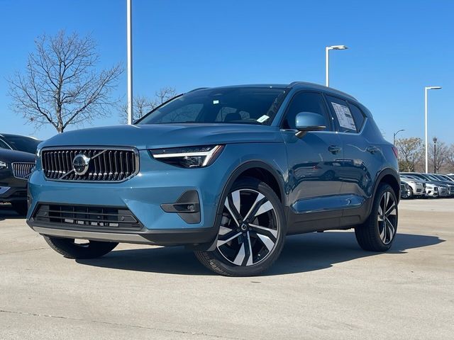 2025 Volvo XC40 Ultra Bright Theme