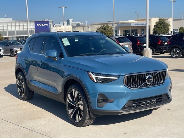 2025 Volvo XC40 Ultra Bright Theme