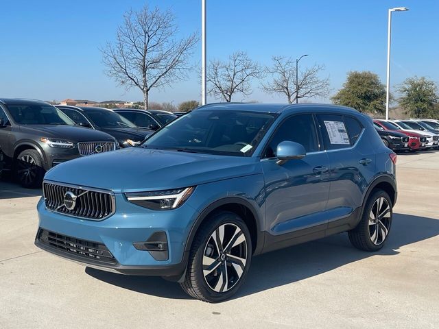 2025 Volvo XC40 Ultra Bright Theme