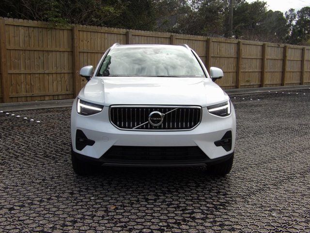 2025 Volvo XC40 Ultra Bright Theme