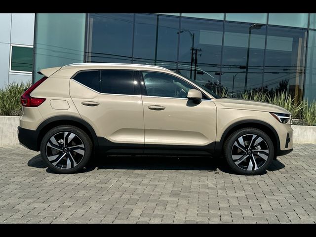 2025 Volvo XC40 Ultra Bright Theme