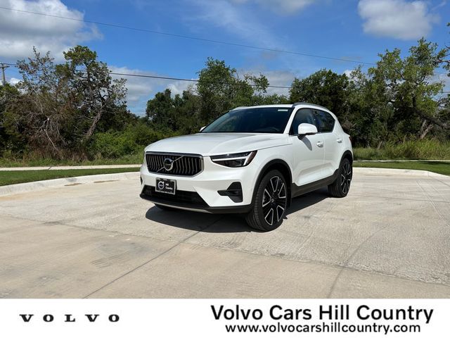 2025 Volvo XC40 Ultra Bright Theme