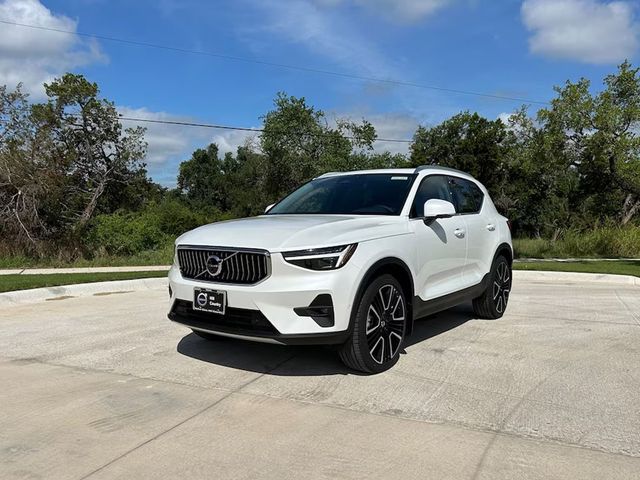 2025 Volvo XC40 Ultra Bright Theme