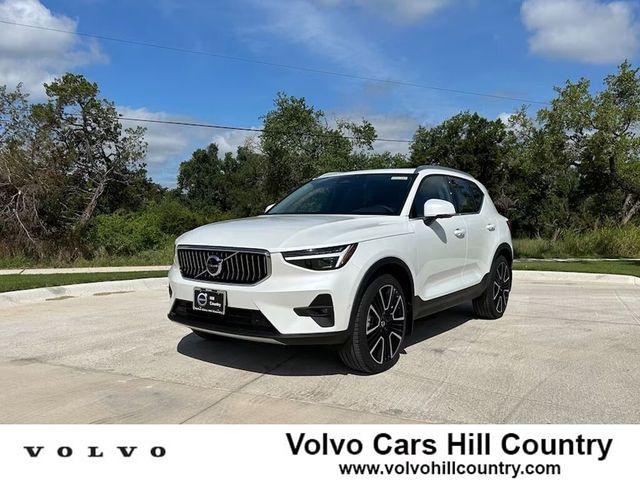 2025 Volvo XC40 Ultra Bright Theme