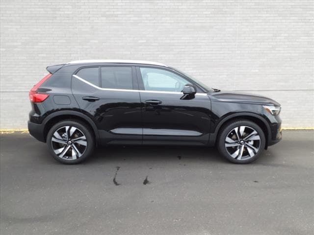 2025 Volvo XC40 Ultra Bright Theme