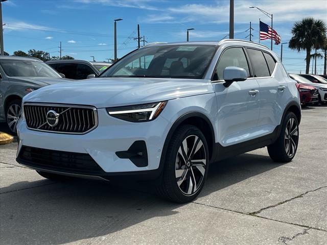 2025 Volvo XC40 Ultra Bright Theme