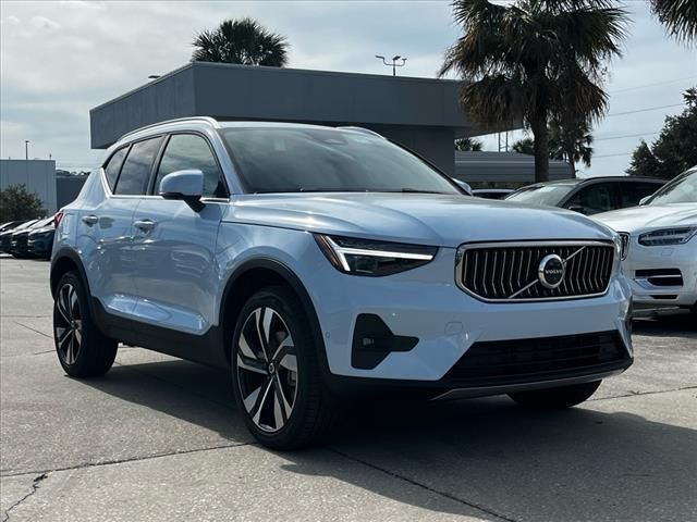 2025 Volvo XC40 Ultra Bright Theme