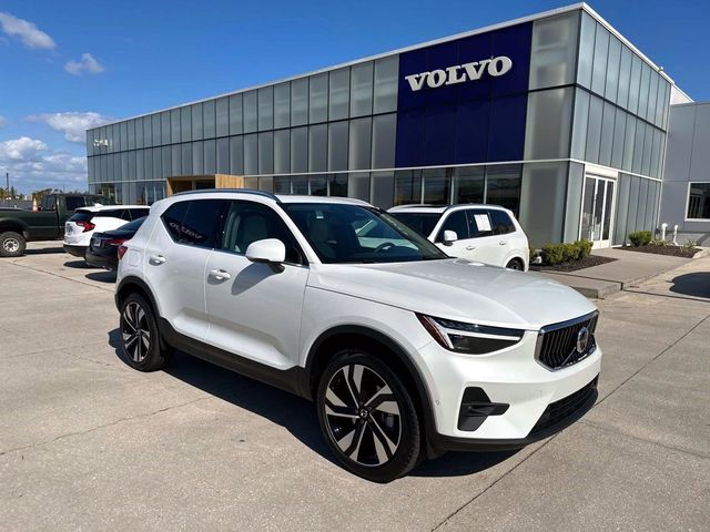 2025 Volvo XC40 Ultra Bright Theme