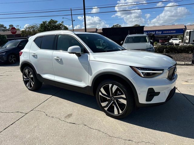 2025 Volvo XC40 Ultra Bright Theme