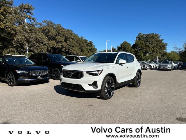 2025 Volvo XC40 Ultra Bright Theme