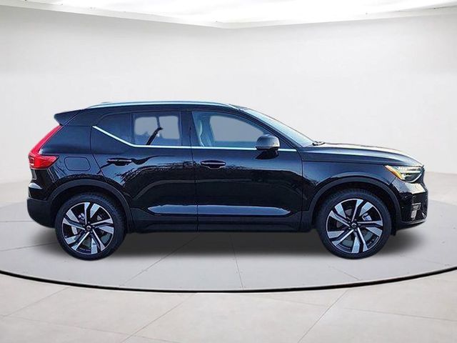 2025 Volvo XC40 Ultra Bright Theme