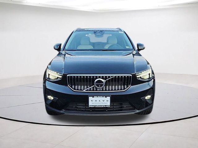 2025 Volvo XC40 Ultra Bright Theme