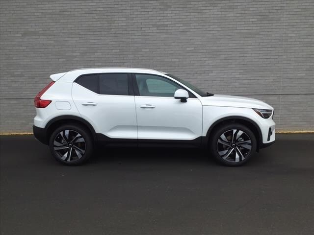 2025 Volvo XC40 Ultra Bright Theme