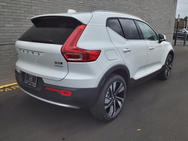 2025 Volvo XC40 Ultra Bright Theme