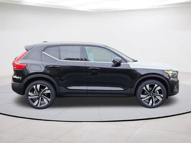 2025 Volvo XC40 Ultra Bright Theme