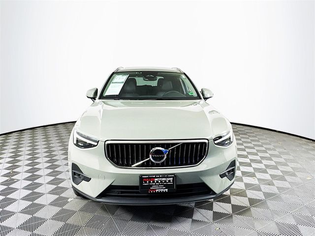 2025 Volvo XC40 Ultra Bright Theme