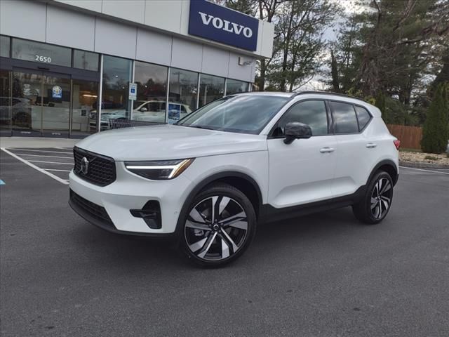 2025 Volvo XC40 Ultra Dark Theme