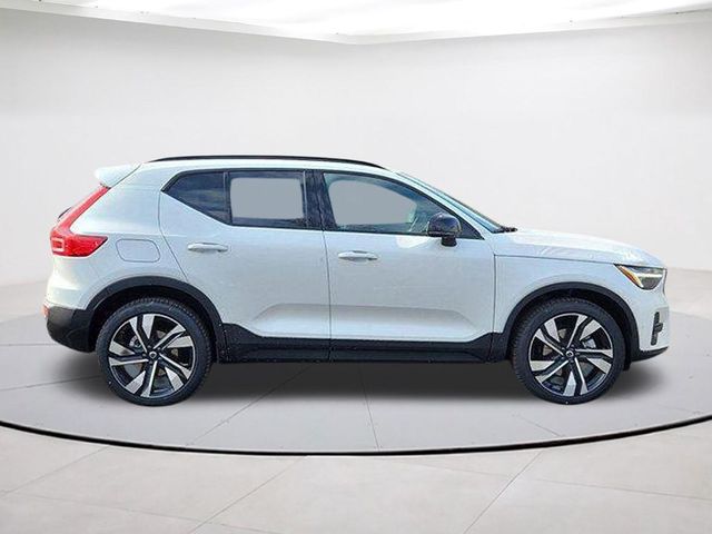 2025 Volvo XC40 Ultra Dark Theme