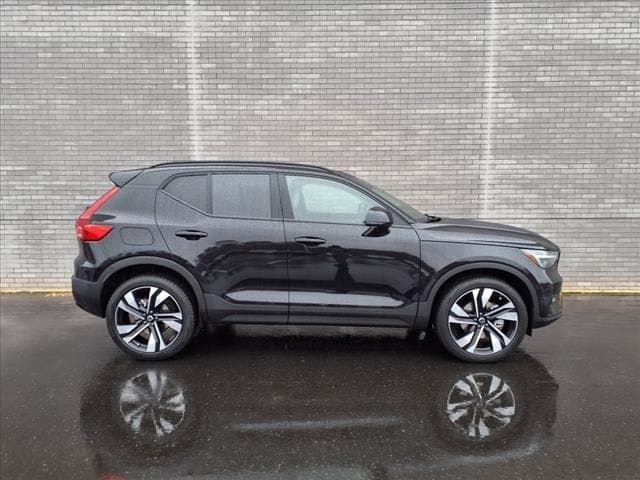 2025 Volvo XC40 Ultra Dark Theme