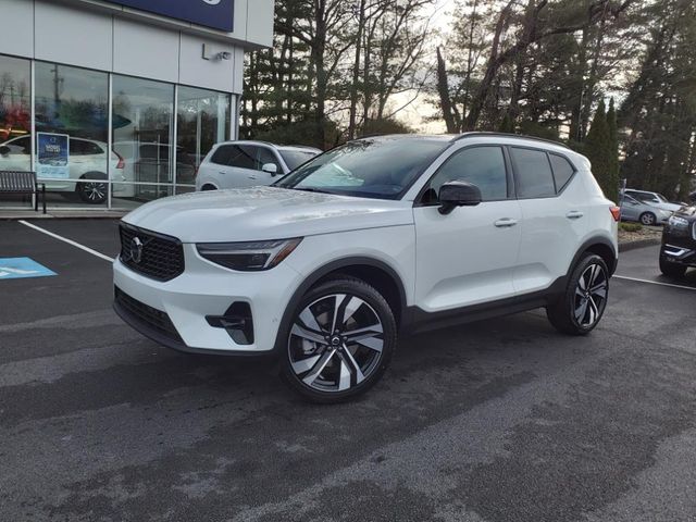 2025 Volvo XC40 Ultra Dark Theme