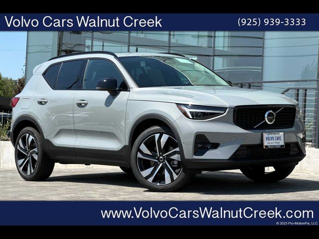 2025 Volvo XC40 Ultra Dark Theme