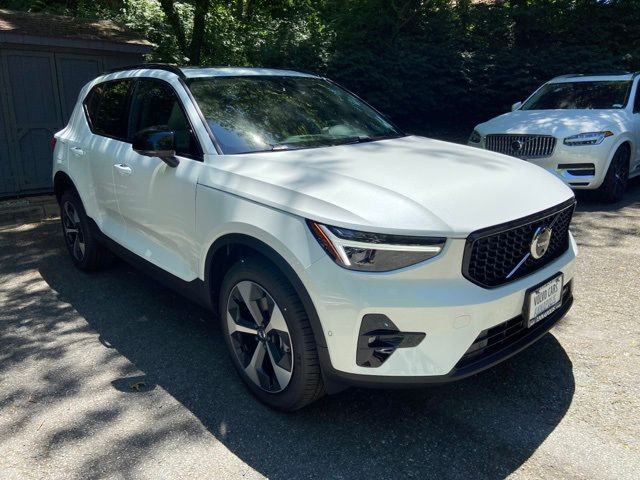 2025 Volvo XC40 Plus Dark Theme