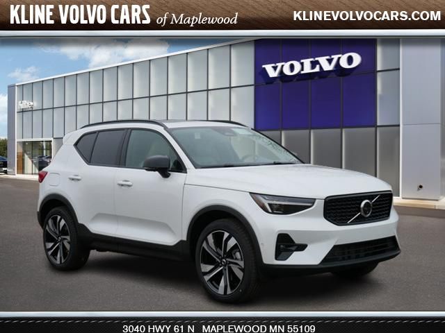 2025 Volvo XC40 Plus Dark Theme