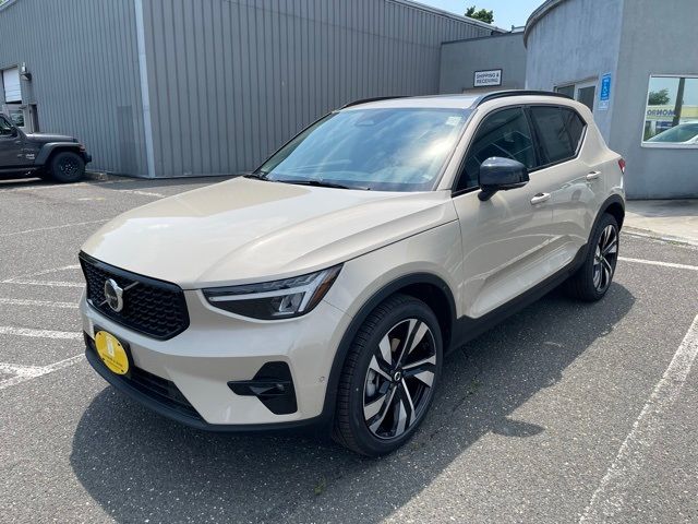 2025 Volvo XC40 Plus Dark Theme