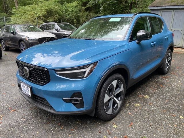 2025 Volvo XC40 Plus Dark Theme