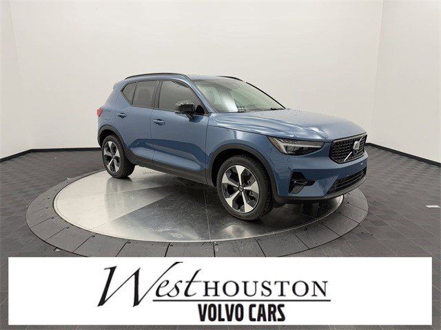 2025 Volvo XC40 Plus Dark Theme