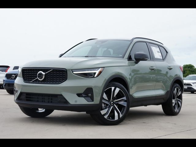 2025 Volvo XC40 Plus Dark Theme