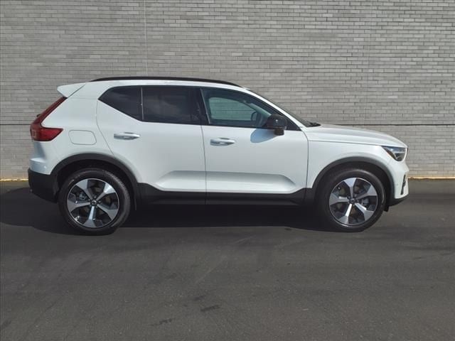 2025 Volvo XC40 Plus Dark Theme