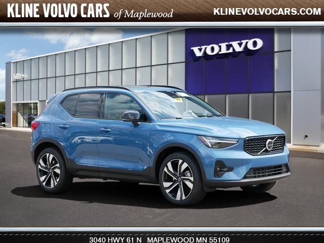 2025 Volvo XC40 Plus Dark Theme