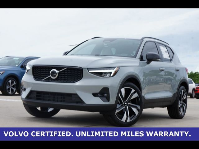 2025 Volvo XC40 Plus Dark Theme