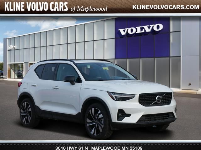 2025 Volvo XC40 Plus Dark Theme