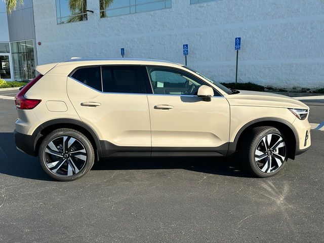 2025 Volvo XC40 Plus Bright Theme