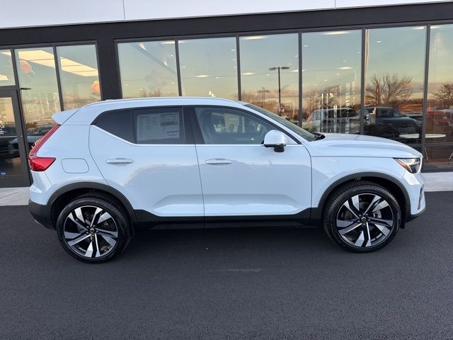 2025 Volvo XC40 Ultra Bright Theme