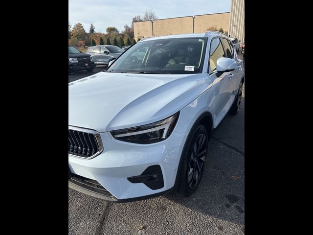 2025 Volvo XC40 Ultra Bright Theme