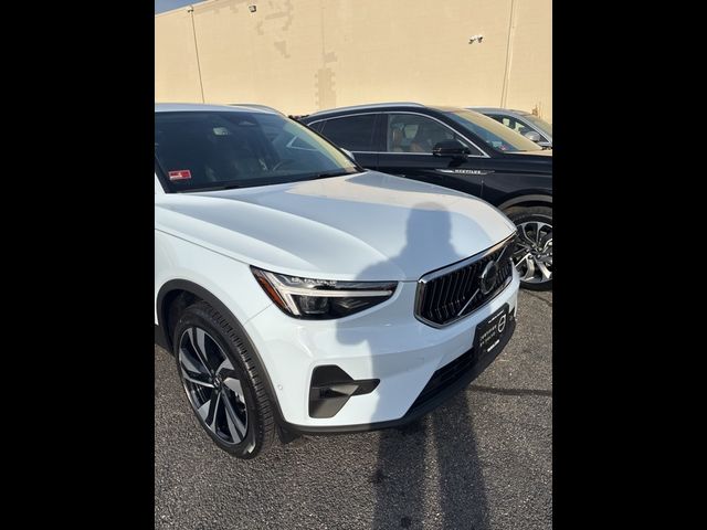 2025 Volvo XC40 Ultra Bright Theme