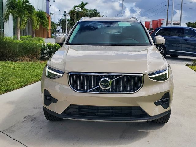 2025 Volvo XC40 Ultra Bright Theme