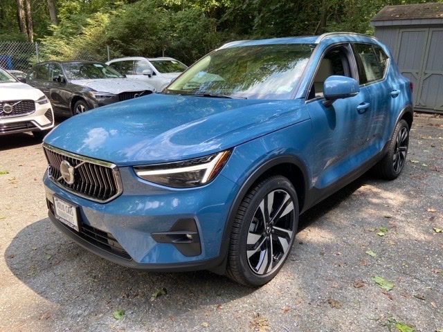 2025 Volvo XC40 Ultra Bright Theme