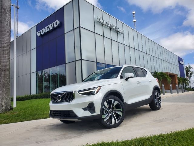 2025 Volvo XC40 Ultra Bright Theme