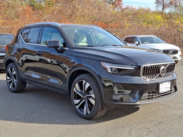 2025 Volvo XC40 Ultra Bright Theme