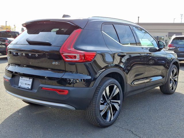 2025 Volvo XC40 Ultra Bright Theme