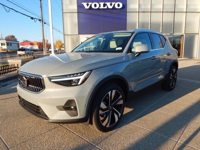 2025 Volvo XC40 Ultra Bright Theme