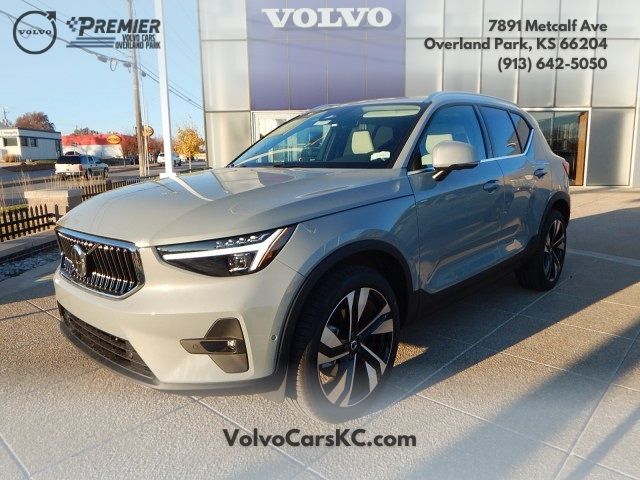 2025 Volvo XC40 Ultra Bright Theme