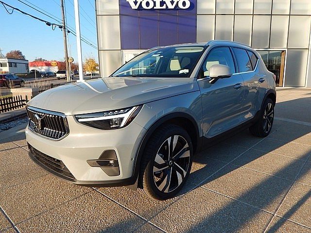 2025 Volvo XC40 Ultra Bright Theme